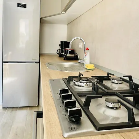 Mountain Crib In Urban Plaza W. Parking & Netflix Apartment
