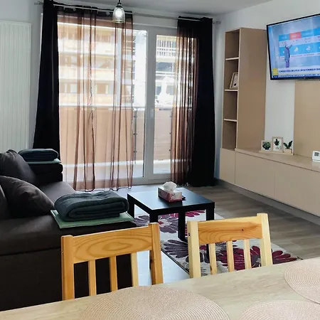 Mountain Crib In Urban Plaza W. Parking & Netflix Apartment