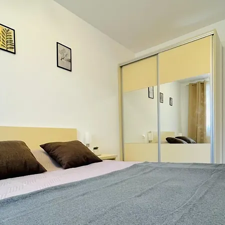 Apartment Mountain Crib In Urban Plaza W. Parking & Netflix Brasov