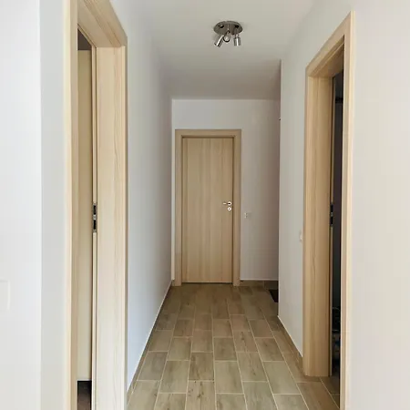 Apartment Mountain Crib In Urban Plaza W. Parking & Netflix